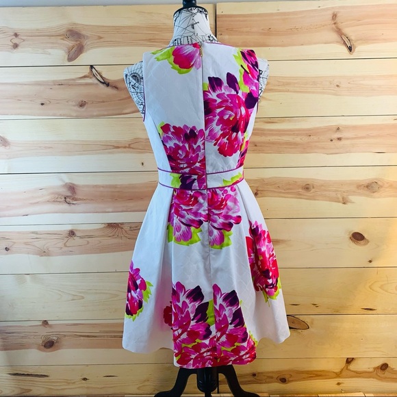 Trina Turk white floral fit & flare V neck dress 4 - Picture 4 of 13